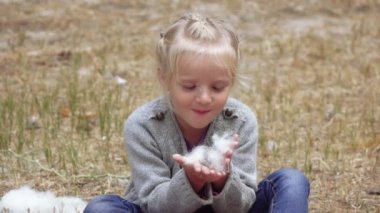 Kız çocuk kabarık tüy üfleme