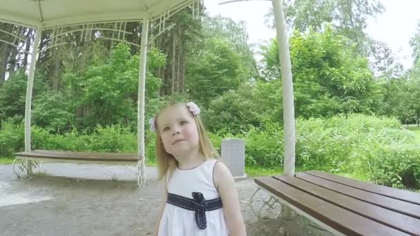 Dívka tančící na přírodě — Stock video