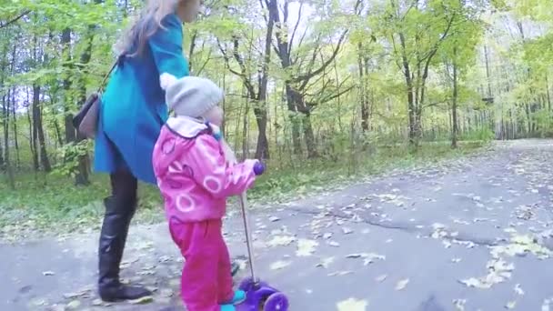 Mom and girl on scooter — Stock Video