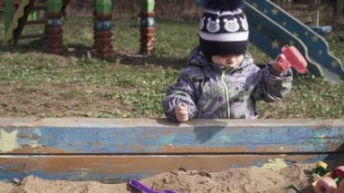 Çocuk plastik kürek oynuyor.