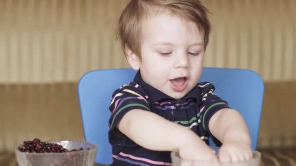 Niño niño está jugando frijoles — Vídeos de Stock