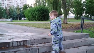 Çocuk merdivenleri çıkıyor.