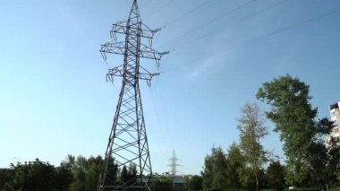 Şehir parkında elektrik hattı