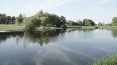 Gölet boyunca tahta patika.