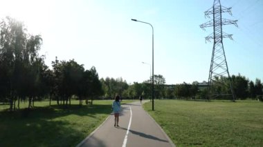 Şehir parkındaki sokak.