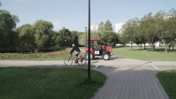 Cortacésped tractor en el parque de la ciudad — Vídeos de Stock