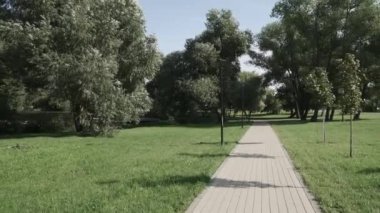 Şehir parkındaki sokak.