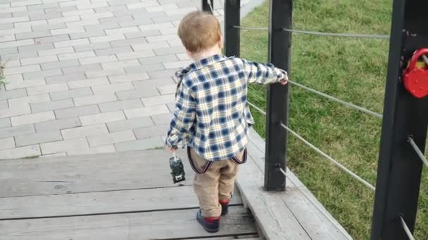 Niño desciende por las escaleras de madera — Vídeos de Stock