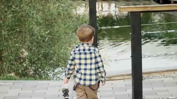 Niño desciende por las escaleras de madera — Vídeos de Stock