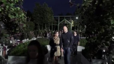 Çiçek süsleme ve çiçek yataklarında akşamları aydınlatma olur.