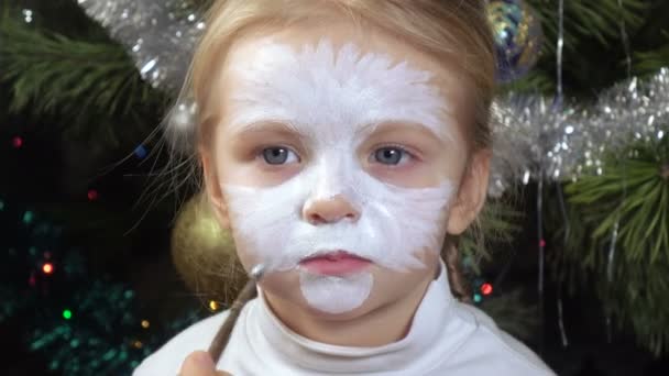 Az arcra festett lányon — Stock videók
