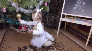 Kedi suretindeki kız çocuğu