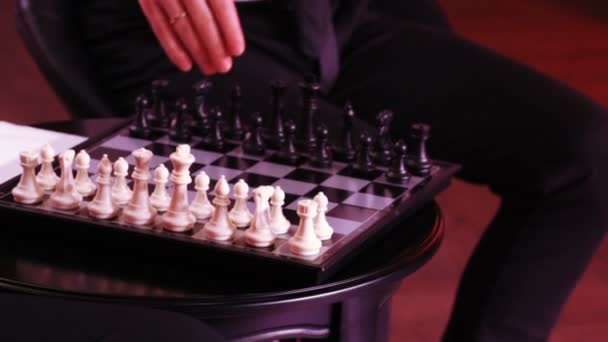 Jogo de xadrez por homens — Vídeo de Stock