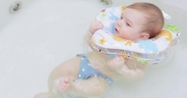 Bebé nada en el baño — Vídeos de Stock
