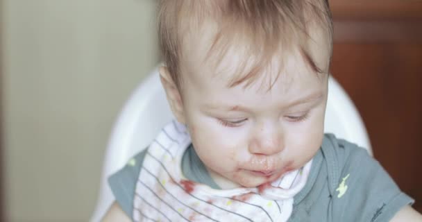 Baby boy eating currant puree — Stock Video