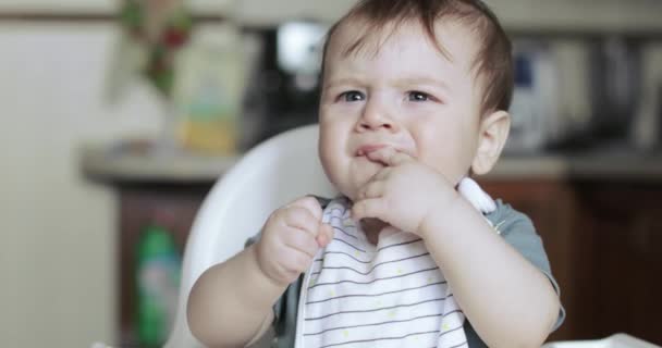 Baby boy refuses porridge — Stock Video