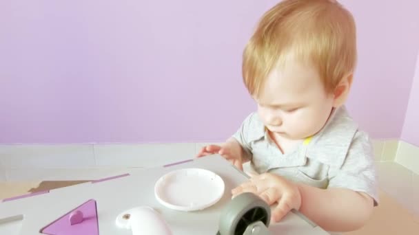 Dziecko bawi się zajętą kostką — Wideo stockowe