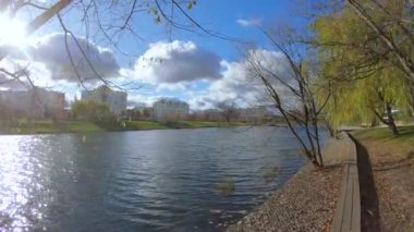 Göletin kıyısındaki tahta yol.