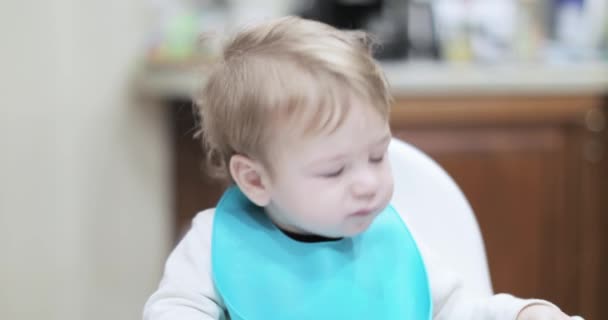 Niño come con una cuchara — Vídeo de stock