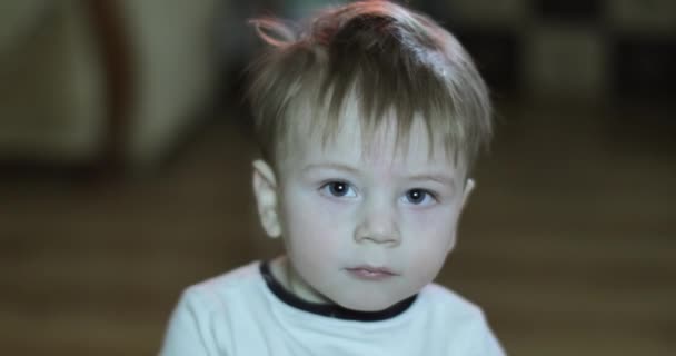 Garçon regarde la télévision et mange — Video