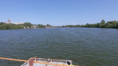 Pantone köprüsü nehrin üzerinde