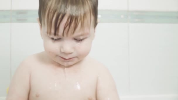 Малыш в ванной налить — стоковое видео