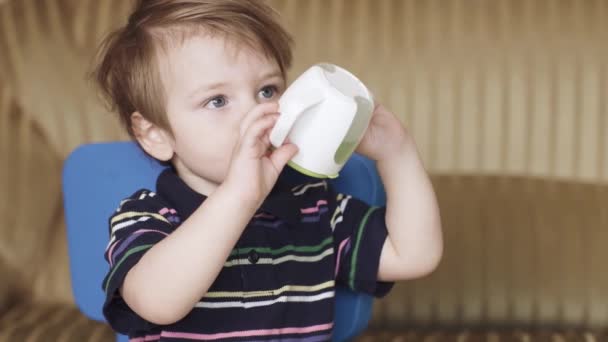 Хлопчик п'є воду і їсть — стокове відео