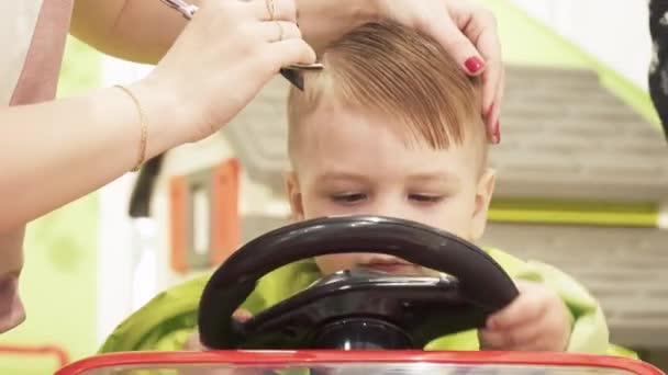 Taglio di capelli ragazzo in parrucchiere — Video Stock