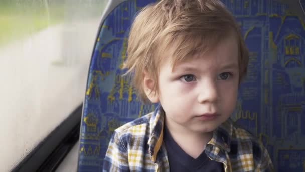 Мальчик в автобусе — стоковое видео