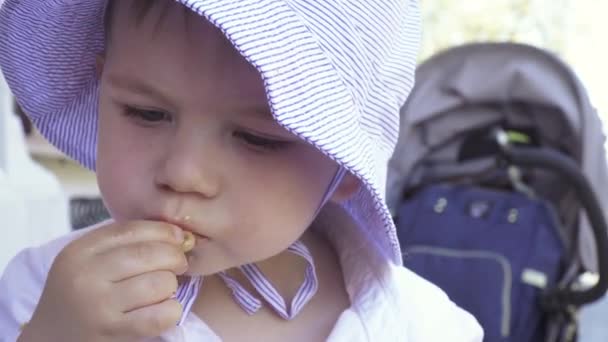 Мальчик, поедающий китайскую лапшу — стоковое видео