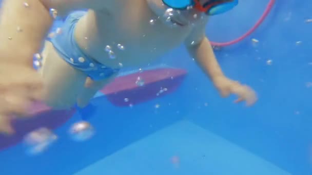 Дитина в дитячому басейні — стокове відео
