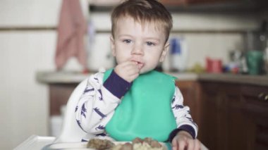 Çocuk tavuk ciğeri ve kalp yiyor.