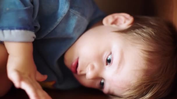 De jongen ligt in de kast. — Stockvideo