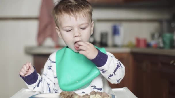 Мальчик ест куриную печень и сердце — стоковое видео