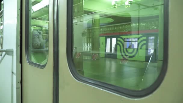 Οι επιβάτες στο σταθμό του μετρό Yasenevo — Αρχείο Βίντεο