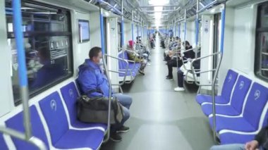 Metro istasyonundaki yolcular
