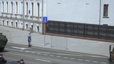 İzleyiciler ve askeri teçhizat geçit töreninden geliyor.