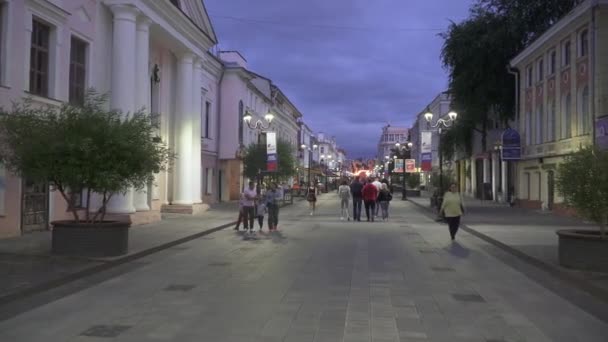 Bolshaya Pokrovskaya calle por la noche — Vídeos de Stock