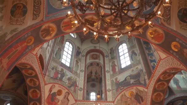 Kronleuchter einer orthodoxen Kirche — Stockvideo