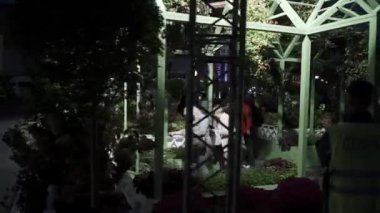 Çiçek süsleme ve çiçek yataklarında akşamları aydınlatma olur.