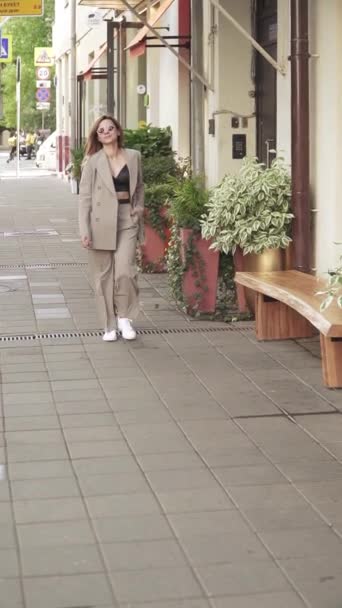 A girl in a pantsuit — Stock Video