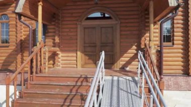 Tahta bir tapınağa giriş.