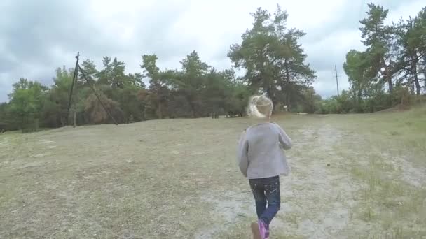 Dziewczyna dziecko biegnie przez las — Wideo stockowe