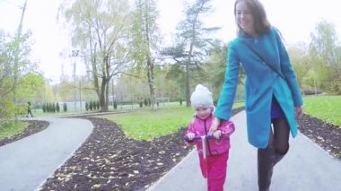 Anne ve kız motosiklete biniyor.