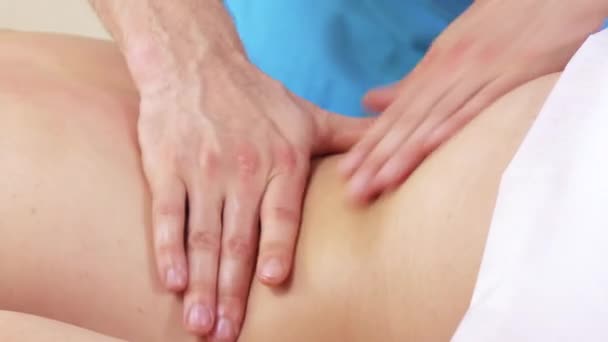Massage handen ruggen — Stockvideo