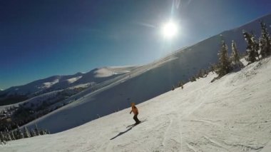 Kar dağlarından kayak yapan kadın.