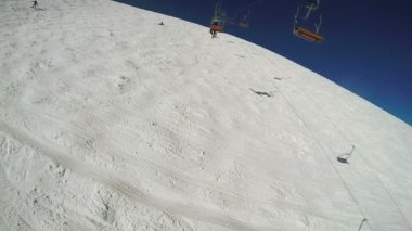 Kayak asansöründen iniyor