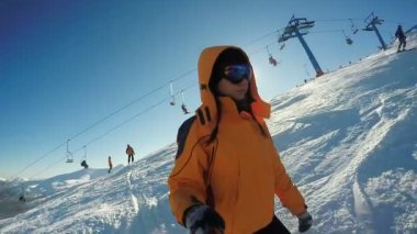 Kar dağlarından kayak yapan kadın.