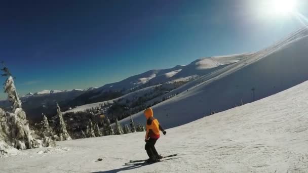 Kobieta schodząca na nartach z gór śniegowych — Wideo stockowe