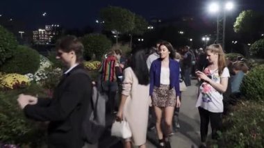 Çiçek süsleme ve çiçek yataklarında akşamları aydınlatma olur.